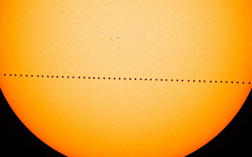 Tο μεσημέρι η σπάνια «βαθιά» διάβαση του Ερμή μπροστά από τον Ήλιο - Media