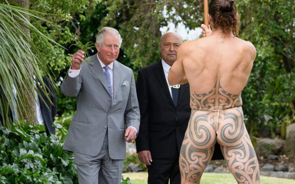 Ο πρίγκιπας Κάρολος και η άβολη συνάντηση με γυμνό άντρα Μαορί - Media