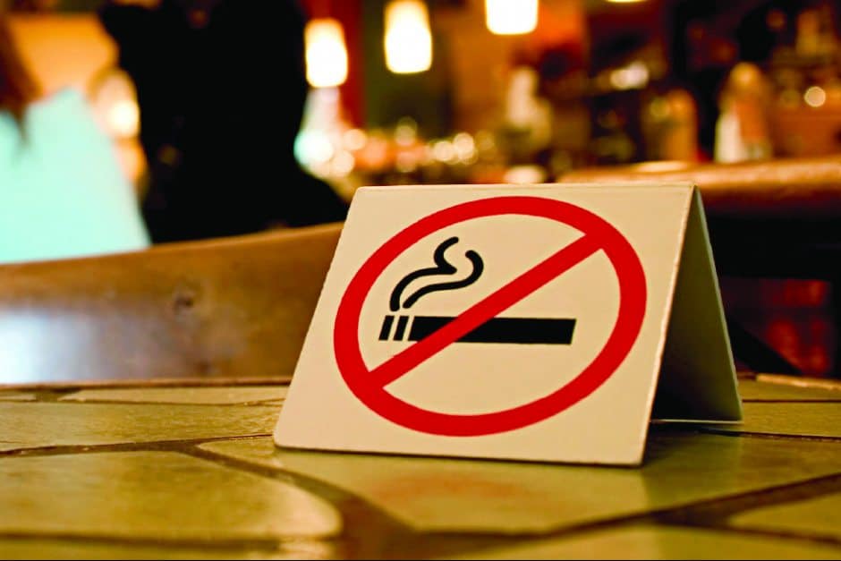 Σε απόγνωση καφέ και εστιατόρια που μετρούν 30% πτώση τζίρου από τον αντικαπνιστικό - Media