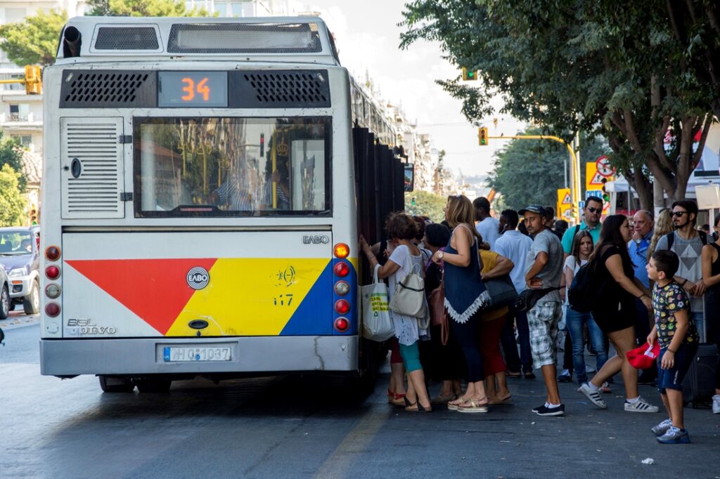 Θεσσαλονίκη: Έσπασε πόρτα λεωφορείου λόγω... κοσμοσυρροής - «Συγγνώμη» από τον πρόεδρο του ΟΑΣΘ (Photos)   - Media
