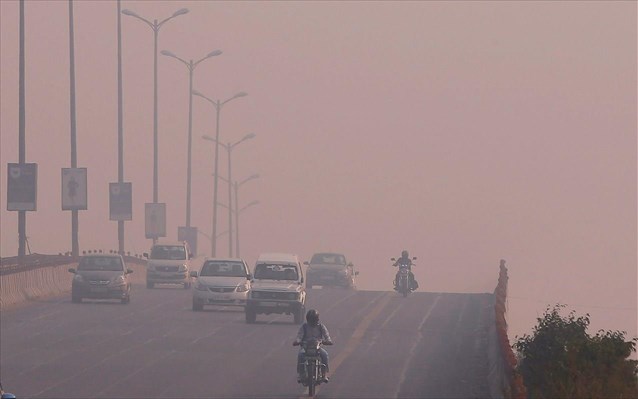 Ινδία: Μονά - ζυγά αυτοκίνητα στον «θάλαμο αερίων» του Νέου Δελχί (Photos) - Media