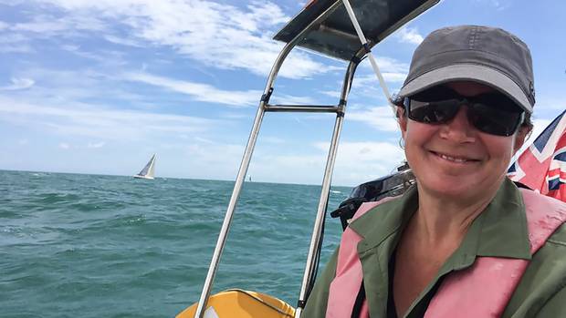 Φολέγανδρος: Πώς επιβίωσε η τουρίστρια, ύστερα από 37 ώρες παγιδευμένη μεσοπέλαγα μέσα σε βάρκα - Media