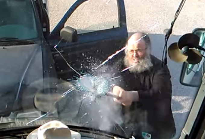 Ιερέας παίρνει λοστάρι και κάνει «θερινό» λεωφορείο μετά από τροχαίο - Το βίντεο που έγινε viral - Media