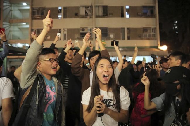 Χονγκ Κονγκ: Συντριπτική νίκη των φιλοδημοκρατικών στις περιφερειακές εκλογές - Media