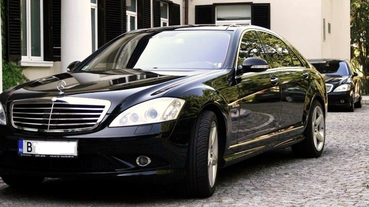 «Ο Τραμπ κλέβει στο γκολφ» - Γέμισε πινακίδες το Βέγκας ο Μπλούμπεργκ - Media
