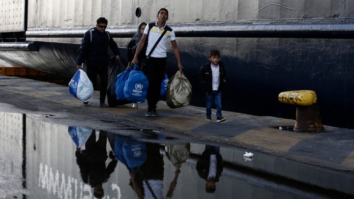 Στο λιμάνι του Πειραιά 84 μετανάστες και πρόσφυγες από Λέσβο και Χίο - Media