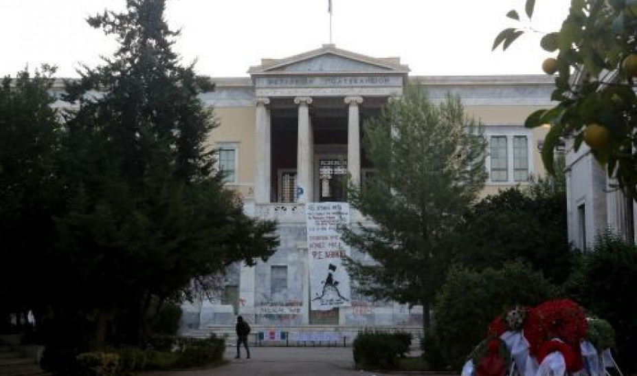 Κορύφωση εκδηλώσεων για το Πολυτεχνείο και πορεία στο κέντρο της Αθήνας - Δρακόντεια μέτρα από την ΕΛΑΣ - Media