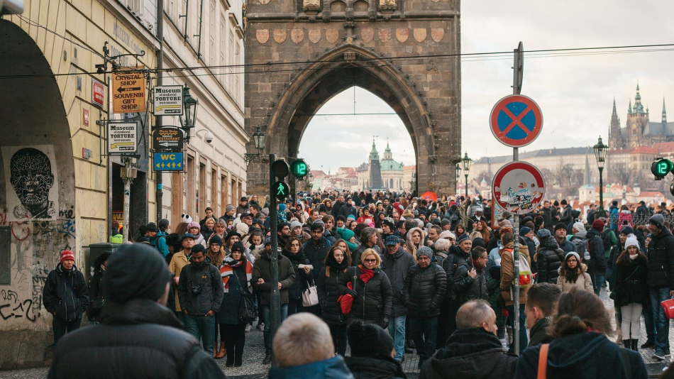 Οι κάτοικοι της Πράγας δεν αντέχουν άλλο τον τουρισμό - «Η πόλη έχει γίνει Ντίσνεϊλαντ» - Media