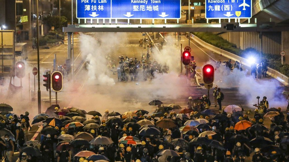 Χονγκ Κονγκ: Με δακρυγόνα διάλυσε η αστυνομία μεγάλη αντικυβερνητική διαδήλωση - Media