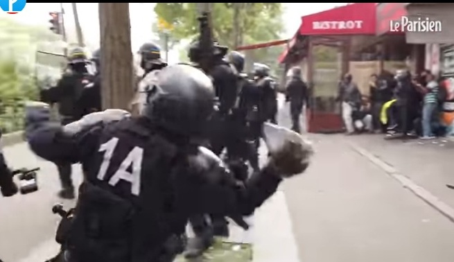 Στο εδώλιο αστυνομικός στη Γαλλία - Είχε πετάξει κομμάτι τσιμέντου κατά διαδηλωτών (Video) - Media