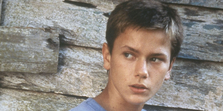 Ρίβερ Φίνιξ: Το παιδί-θαύμα του Χόλιγουντ που πέθανε στα 23 του από ναρκωτικά (Photos) - Media