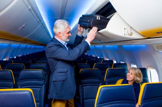 Ryanair: Δικαστήριο ανατρέπει τα δεδομένα για την χειραποσκευή - Καταγγελία επιβάτη έφερε τα πάνω-κάτω  - Media