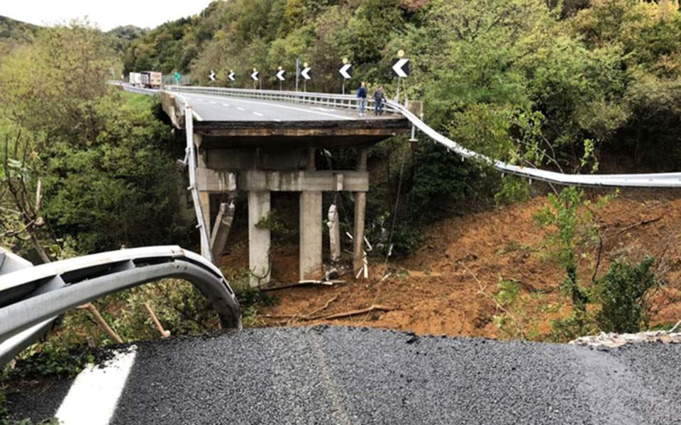 Iταλία: Κατάρρευση γέφυρας λόγω κακοκαιρίας στην πόλη Σαβόνα - Media
