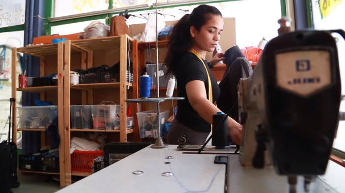 Νεαρή πρόσφυγας δημιουργεί δική της κολεξιόν και βάζει «φωτιά» στο σκηνικό της μόδας - Media