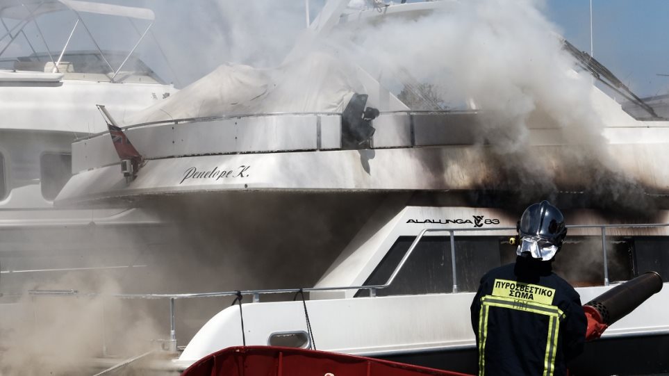 Φωτιά σε θαλαμηγό στη Μαρίνα Γλυφάδας - Επιχειρούν 15 πυροσβέστες με πέντε οχήματα (Video) - Media