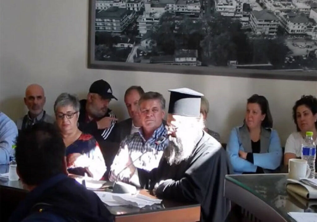 Ρατσιστικό παραλήρημα στη Σκύδρα από ιερέα κατά προσφύγων (Video)  - Media