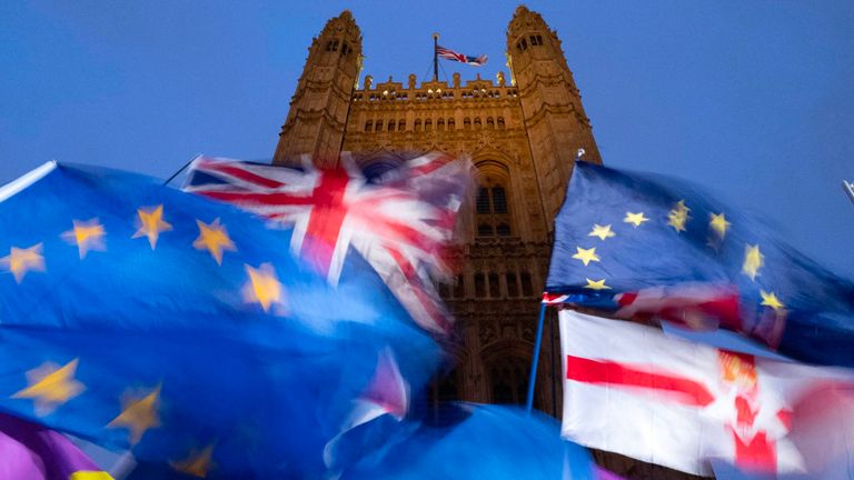 Η «μέρα της μαρμότας»: Σήμερα θα ξημέρωνε μία ΕΕ χωρίς τη Βρετανία πριν την παράταση του δράματος - Media