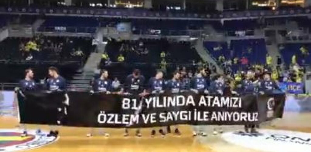 Η Φενέρ σκληραίνει τη στάση της καλώντας σε απολογία τον Σλούκα για το πανό του Κεμάλ  - Media