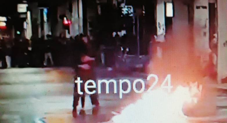Απίστευτο περιστατικό στα επεισόδια στην Πάτρα: Χόρεψαν ταγκό... δίπλα σε φλεγόμενο κάδο (Photos) - Media