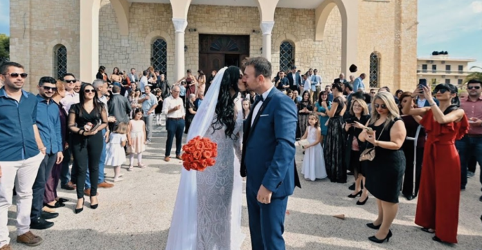 Τον έβαλε και ξύρισε το μουστάκι… και μετά τον παντρεύτηκε ( Video) - Media