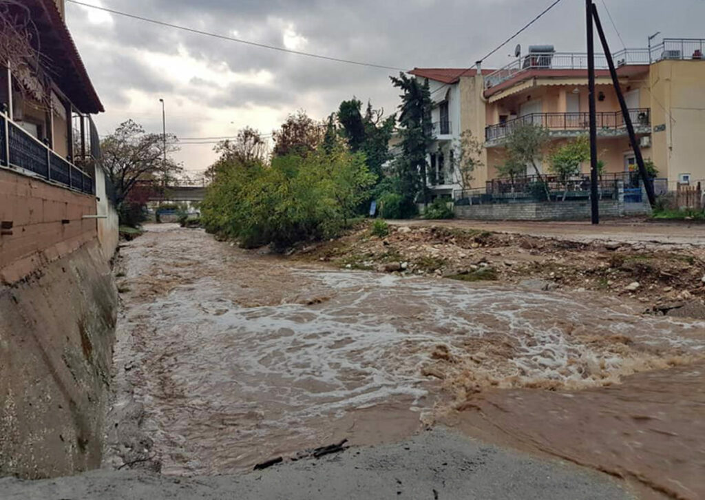 Απίστευτη καταστροφή στη Θάσο: Χείμαρρος παρέσυρε τα πάντα (Video) - Media