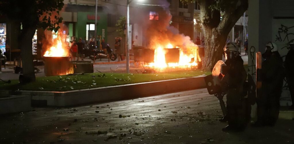 Επεισόδια στη Θεσσαλονίκη: Μολότοφ και χημικά μετά την πορεία (Video) - Media