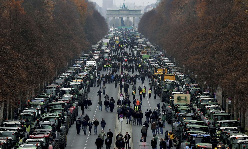Βερολίνο: Πάνω από 5.000 τρακτέρ στους δρόμους - Διαδήλωση κατά των περιορισμών στην χρήση φυτοφαρμάκων (Photos) - Media