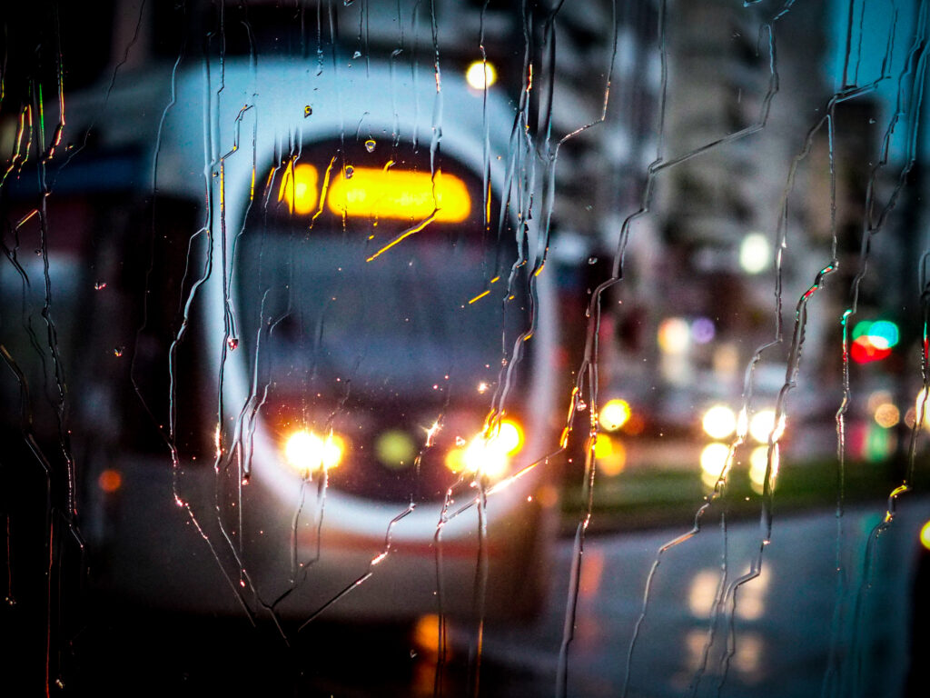Το τραμ «κόλλησε» στις δοκιμές σε παράνομα σταθμευμένα οχήματα (photo) - Media