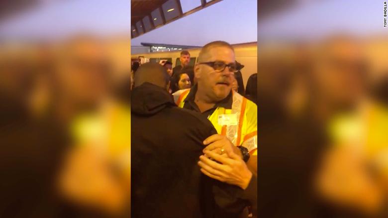 Yπάλληλος σε σταθμό τρένου αρπάζει και σώζει στο «τσακ» απρόσεκτο επιβάτη που έπεσε στις ράγες! (Video) - Media