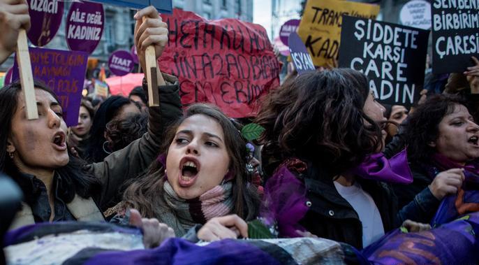 Τουρκία: Βία στη διαδήλωση κατά της βίας σε βάρος των γυναικών - Media