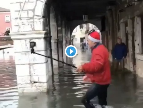 Τουρίστας κυνηγώντας μια selfie «βούτηξε» σε κανάλι της πλημμυρισμένης Βενετία (Video) - Media
