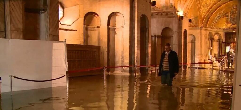 Εικόνες-σοκ στη Βενετία: Άνδρας κολυμπά στην πλατεία του Αγίου Μάρκου (Video) - Media