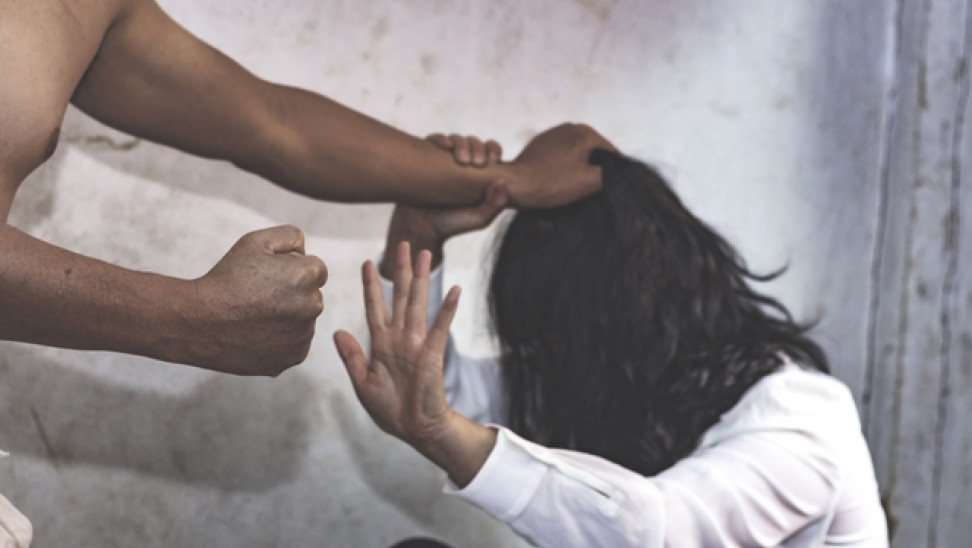 Η βία κατά των γυναικών καλά κρατεί: «Μην φοβάσαι, έχεις τη δύναμη» - Σοκαριστικά στοιχεία  - Media