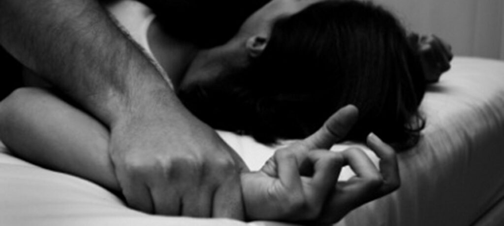 Ρόδος: Πατέρας εξωθούσε την κόρη του σε πορνεία – «Με βίαζε και μου άφηνε 5 ευρώ» - Media
