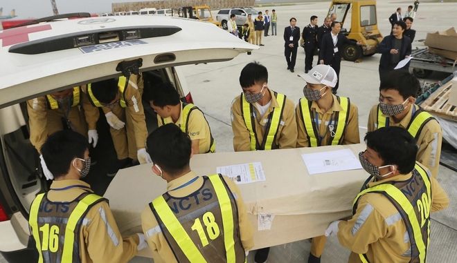 Τραγωδία στο Έσσεξ: Στο Βιετνάμ οι 16 από τους 39 νεκρούς - Υποδοχή με δάκρυα και τριαντάφυλλα (Photos) - Media