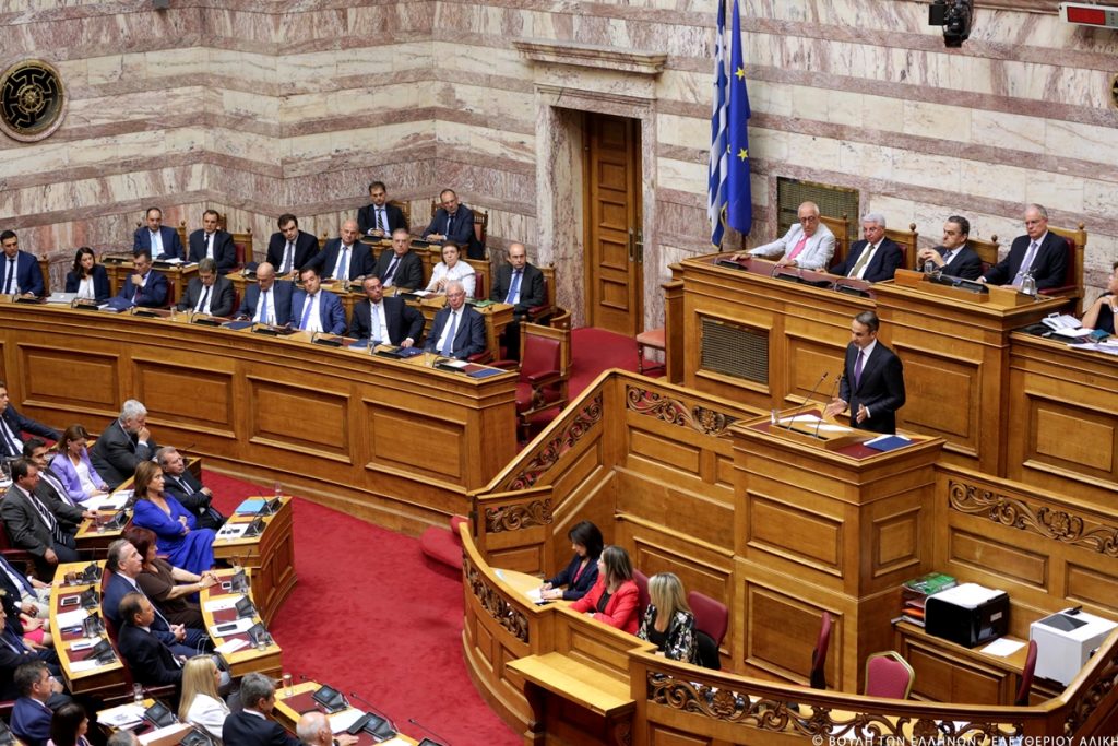Σε εξέλιξη στη Βουλή η συζήτηση για την Αναθεώρηση του Συντάγματος - Δείτε live  - Media