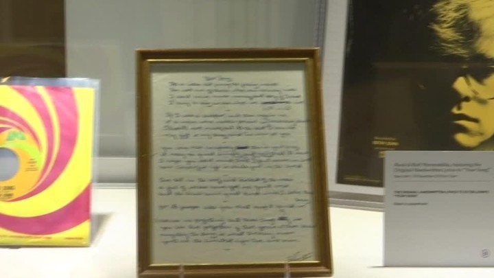 Στο σφυρί χειρόγραφα του Έλτον Τζον με στίχους τραγουδιών του - Media