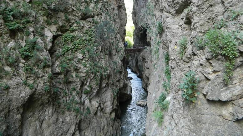 Το μυστικό του Οδοντωτού: Ενα χωριουδάκι στα βάθη ενός καταπράσινου φαραγγιού (Video) - Media