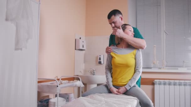 Πήγε στον χειροπράκτη και αυτός του έσπασε τον λαιμό  - Media