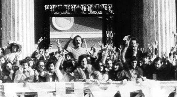 Η στιγμή που ο Ξυλούρης τραγουδά την «Ξαστεριά» στο Πολυτεχνείο και ξεσηκώνει τους φοιτητές (Photos | Video) - Media