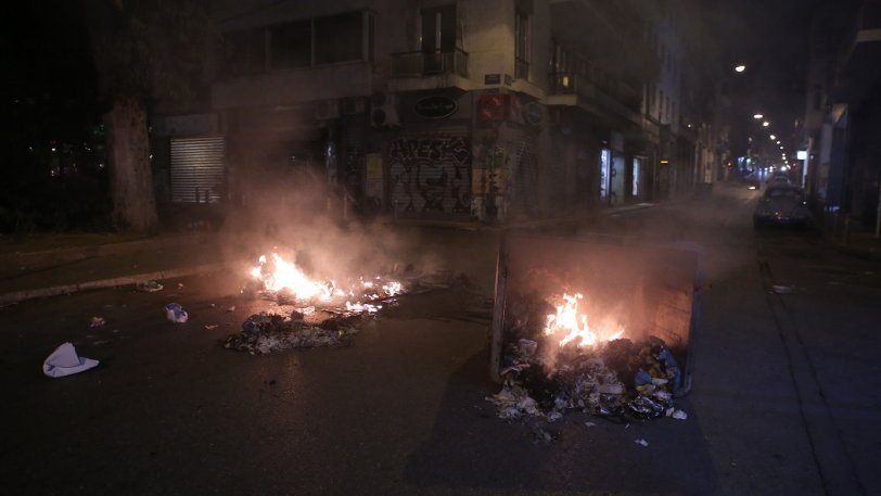 Ζωγράφου: Πεδίο μάχης με συγκρούσεις οπαδών Παναθηναϊκού και Ολυμπιακού - Τραυματίες και προσαγωγές - Media