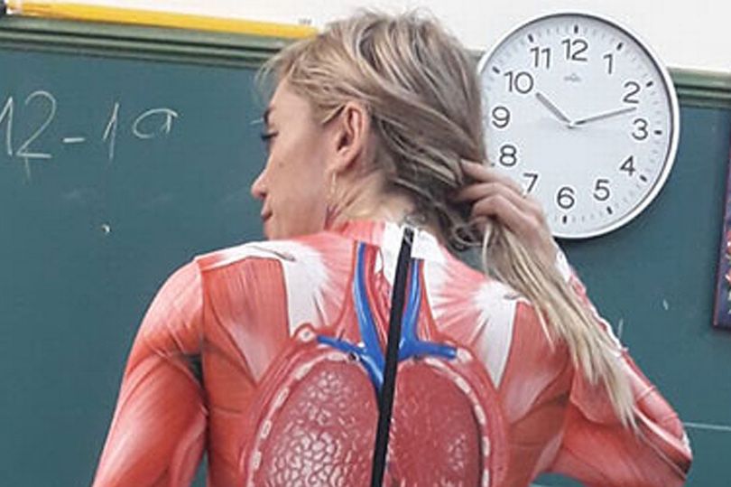 Δασκάλα διδάσκει ανατομία σε μαθητές με το ίδιο της το σώμα (Photos) - Media
