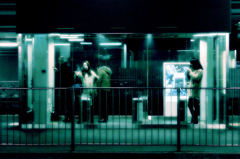 Smirting: Η ερωτική «παρενέργεια» του αντικαπνιστικού νόμου - Media