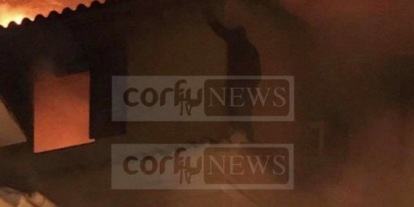 Σοκαριστικές σκηνές στην Κέρκυρα: Μια γυναίκα πήδηξε από το μπακόνι με το παιδί της για να σωθεί από τις φλόγες - Μεταφέρθηκε στο νοσοκομείο (Video) - Media