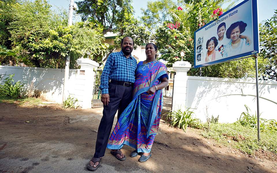 Ζευγάρι Ινδών που έχασε τρία παιδιά σε τσουνάμι έκανε το σπίτι του ορφανοτροφείο (Photos) - Media