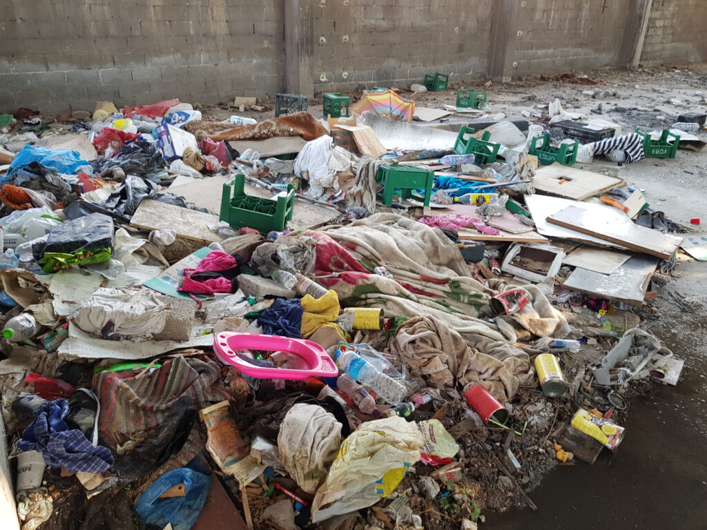 Πάτρα: Συνελήφθη γιατί είχε μετατρέψει την αυλή του σε χωματερή! - Media