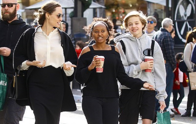 Για ψώνια με τις κόρες της πήγε η Αντζελίνα Τζολί (Video) - Media