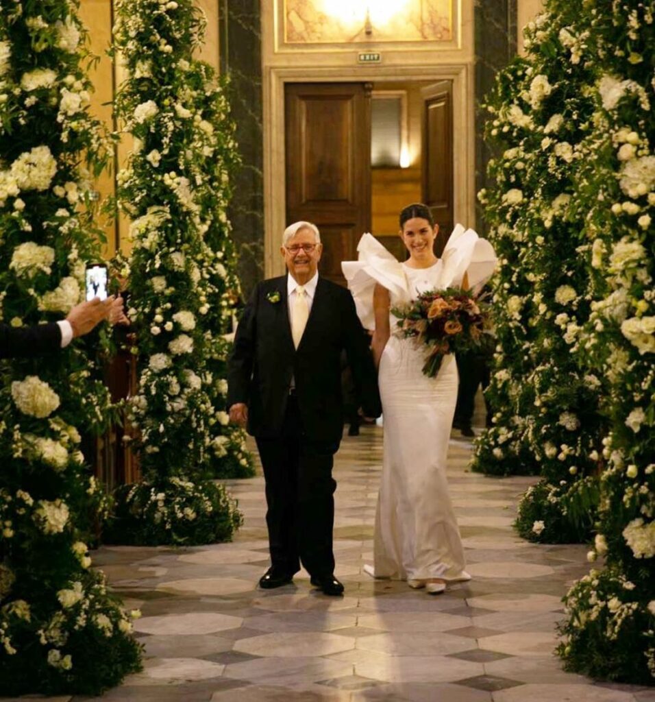 Εξάρχεια: Έκαψαν ξανά το χριστουγεννιάτικο δέντρο (Photos) - Media