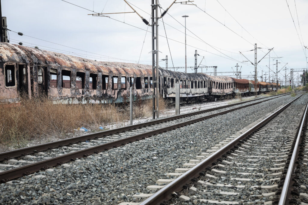 «Καμπανάκι» για το «νεκροταφείο βαγονιών» στη Σίνδο (Photos) - Media