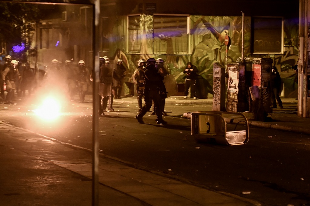 «Βροχή» οι μολότοφ στα Εξάρχεια: Περισσότερες από 30 προσαγωγές (Photos) - Media